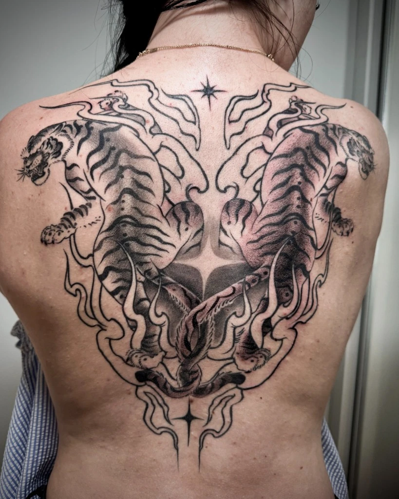 Tatuaj simetric tigri pe spate realizat de Ale Vas la Muntele Tattoo