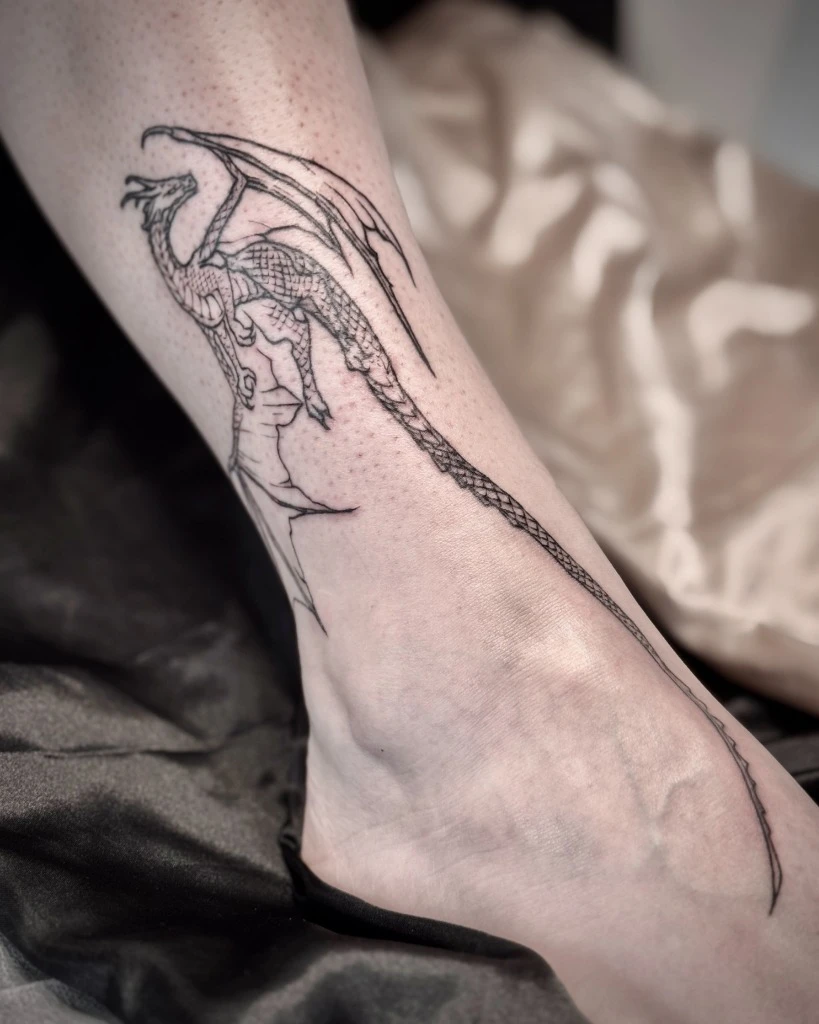 Tatuaj dragon fin pe picior realizat de Ale Vas la Muntele Tattoo
