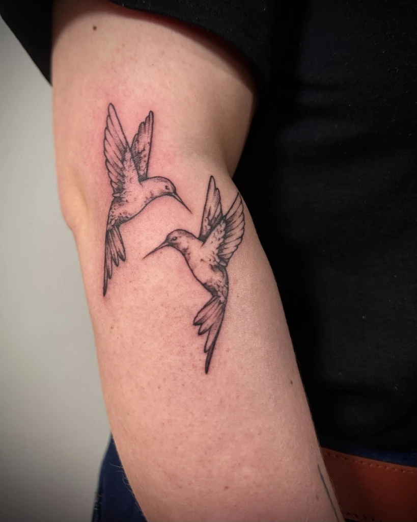 Tatuaj păsări colibri fine line realizat de Ale Vas la Muntele Tattoo