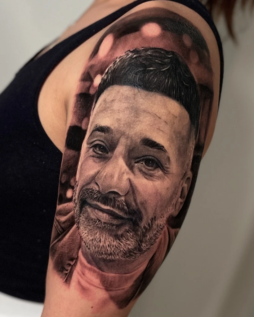 Tatuaj portret realist bărbat pe braț realizat de Alex Muntele