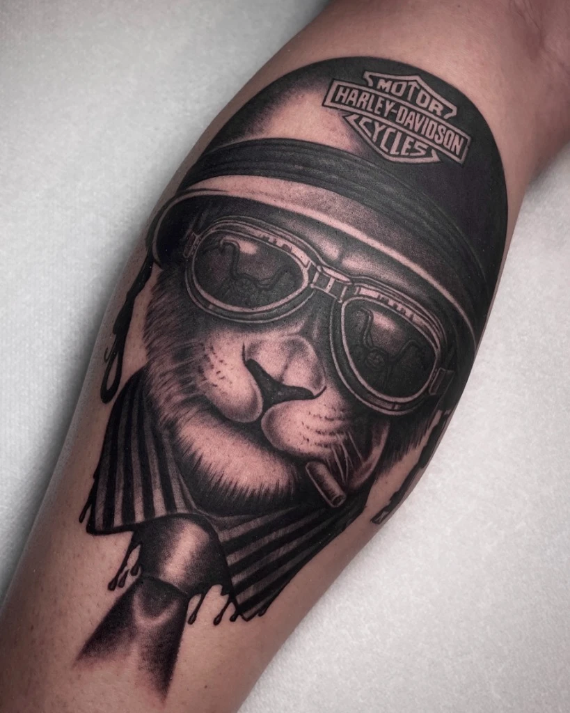Tatuaj realism leu biker cu cască Harley-Davidson realizat de Alex Muntele