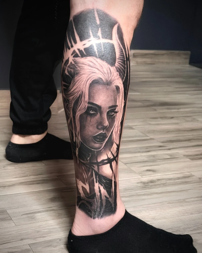 Tatuaj realism portret feminin pe gambă realizat de Alex Muntele