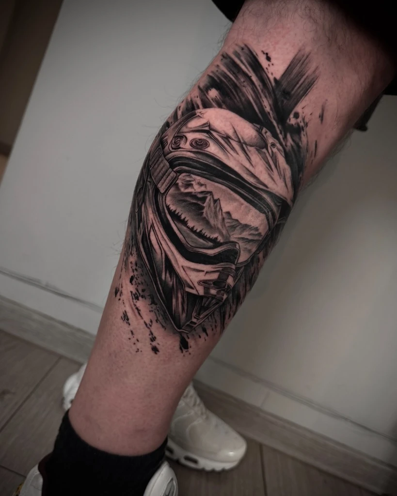 Tatuaj realism cască motocross cu reflexie munți realizat de Alex Muntele