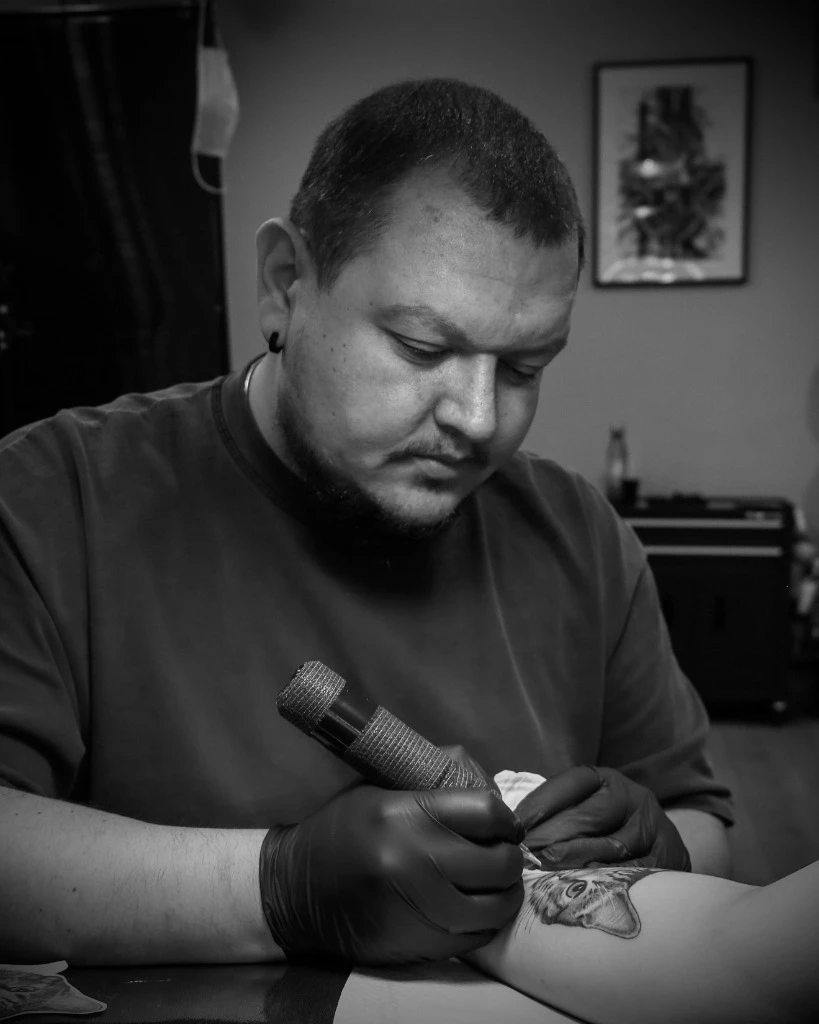 Alex Muntele - Artist tatuator rezident la Muntele Tattoo Cluj-Napoca, specializat în realism, black and grey și color