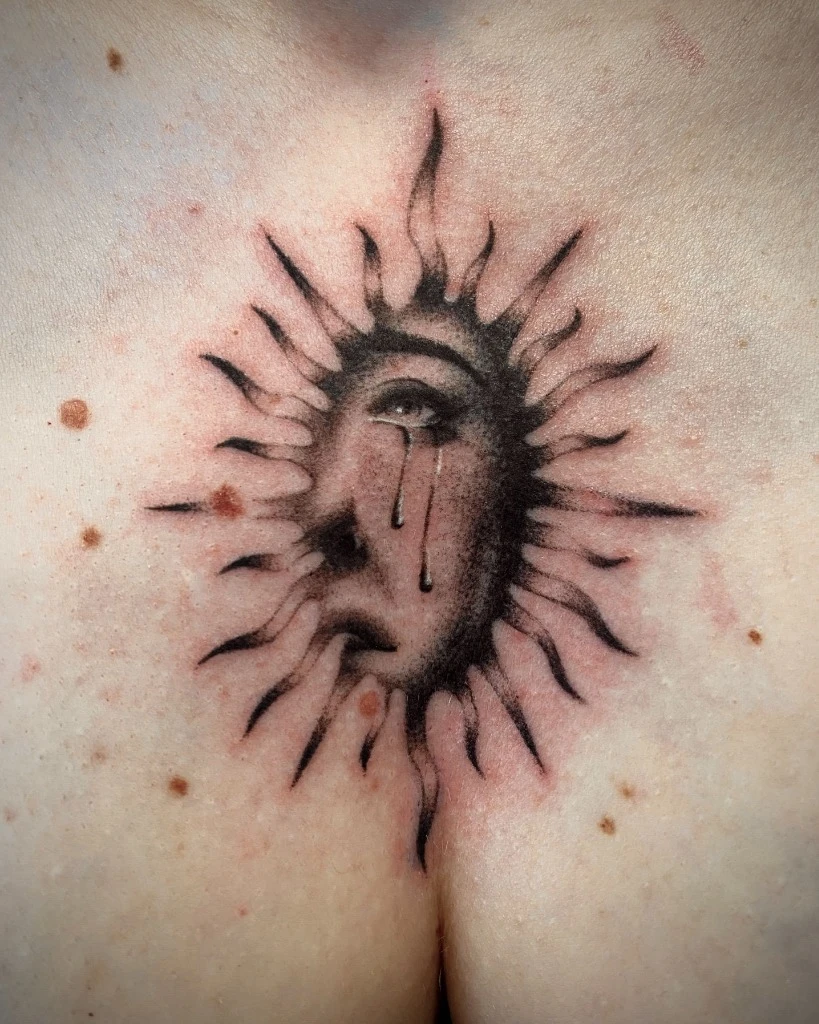 Tatuaj soare care plânge fine line pe piept realizat de Denisa la Muntele Tattoo
