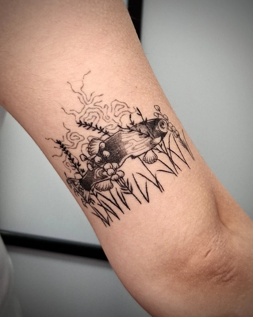 Tatuaj pește koi și elemente botanice fine line pe antebraț realizat de Denisa la Muntele Tattoo