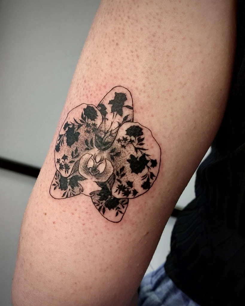 Tatuaj floare de orhidee cu siluete negre realizat de Denisa la Muntele Tattoo