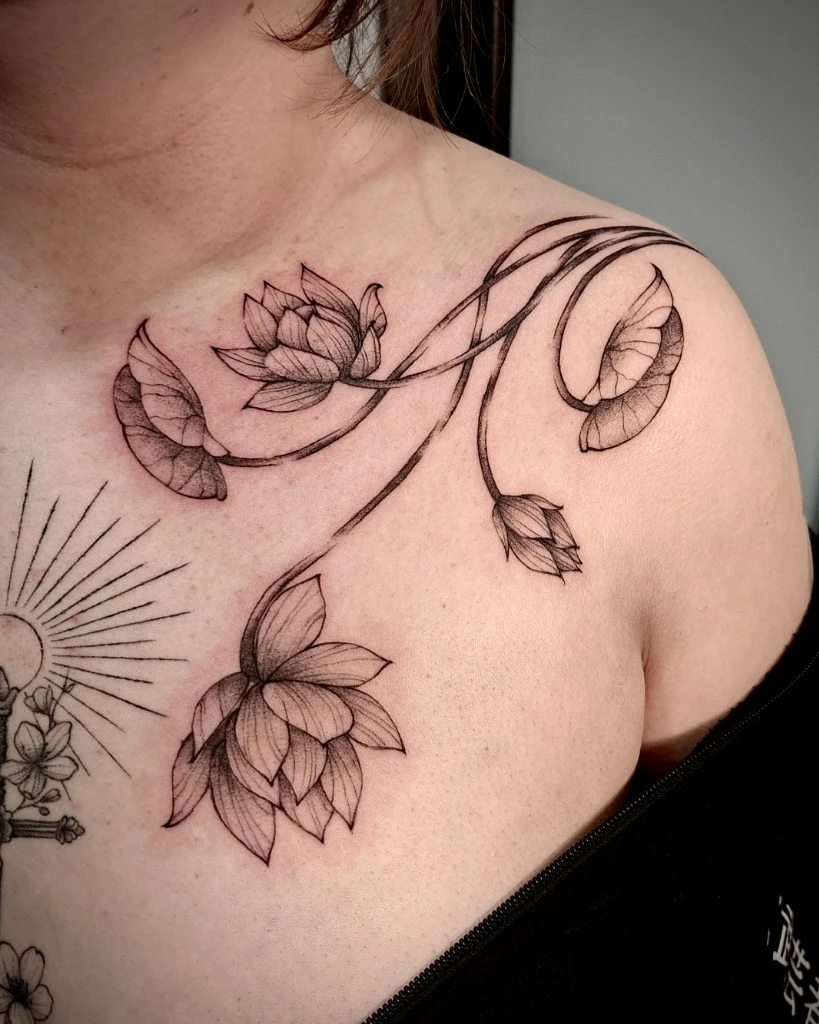Tatuaj flori delicate de lotus pe umăr realizat de Denisa la Muntele Tattoo