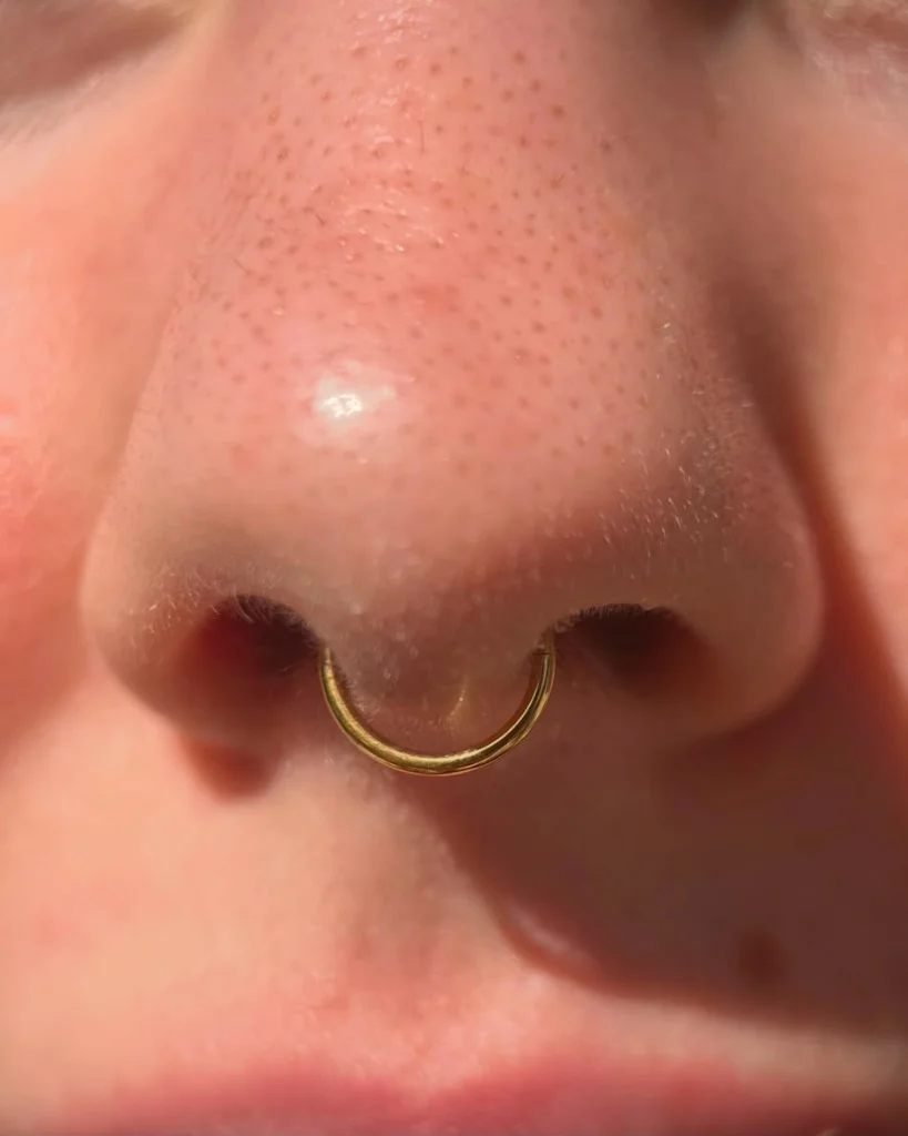 Piercing septum cu inel auriu fin realizat de Doris la Muntele Tattoo Cluj