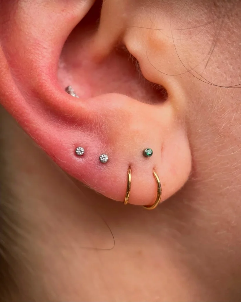Piercing lob și cartilaj ureche cu bijuterii delicate realizat de Doris la Muntele Tattoo