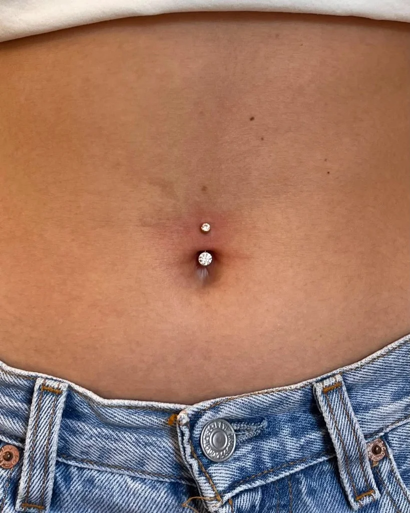 Piercing buric cu bijuterie strălucitoare realizat de Doris la Muntele Tattoo