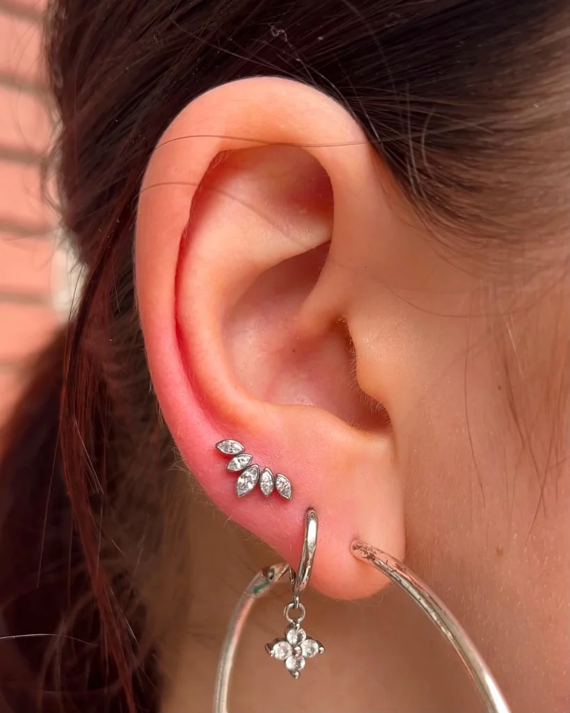 Piercing helix și lob cu bijuterie tip cluster curbat realizat de Doris