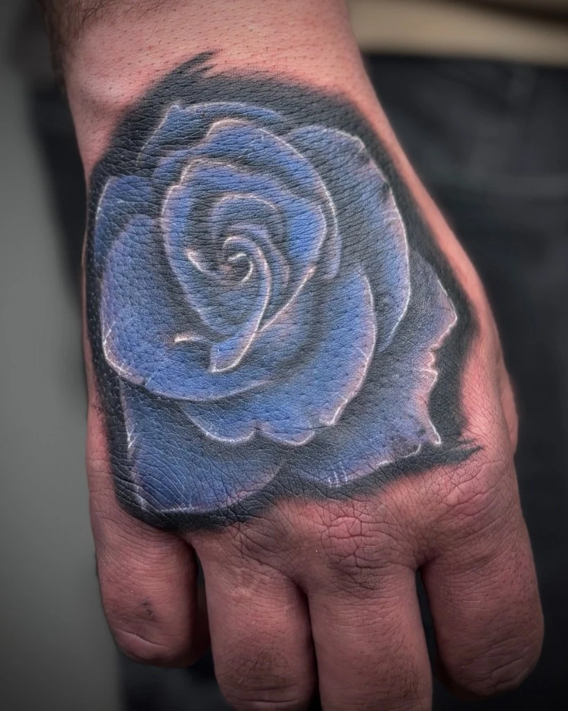 Tatuaj trandafir albastru pe mână realizat de Sasha la Muntele Tattoo