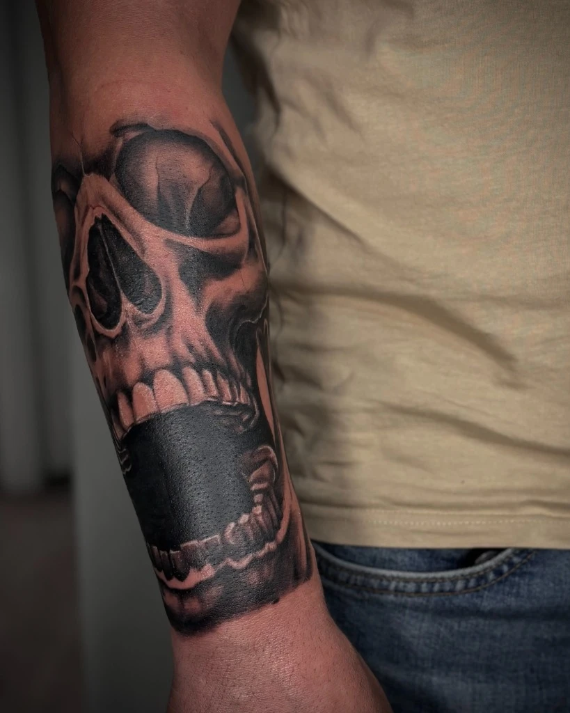Tatuaj dark realism craniu pe antebraț realizat de Sasha la Muntele Tattoo