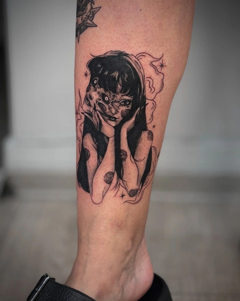 Tatuaj fin surrealism portret feminin pe gambă realizat de Sasha la Muntele Tattoo