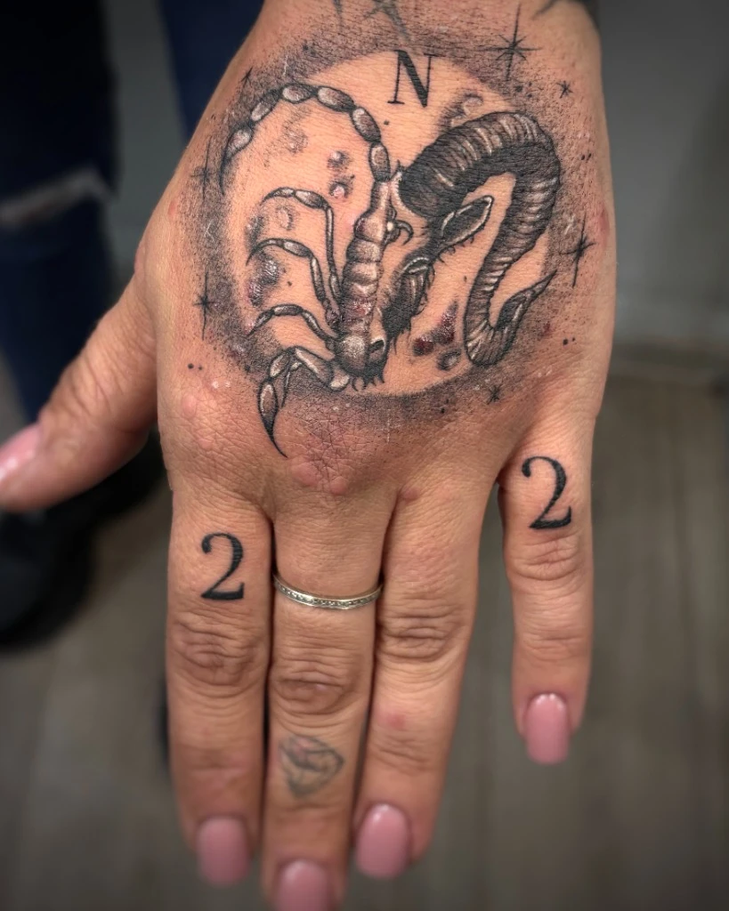Tatuaj zodiac berbec și scorpion pe mână realizat de Sasha la Muntele Tattoo